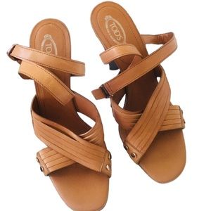 Tod’s size 10.5 tan / cognac ankle Strap leather heels platform at toe